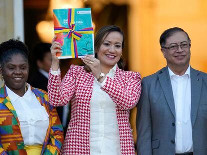Vicepresidenta de Colombia, Francia Márquez; Carolina Corcho, ministra de salud y el presidente de Colombia, Gustavo Petro durante la presentación de la reforma a la salud en Bogotá, el 13 de febrero de 2023.