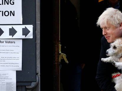 Boris Johnson con su perro Dilyn, tras votar en un colegio electoral en Londres.