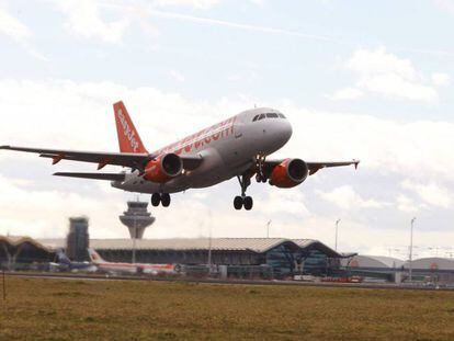 Un avión de Esyjet despega del aeropuerto Madrid-Barajas. 