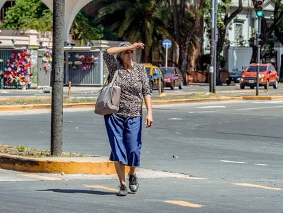 Una mujer camina en Buenos Aires.