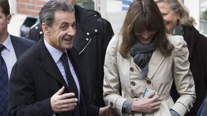 Nicolas Sarkozy i Carla Bruni-Sarkozy surten de votar a les primàries.