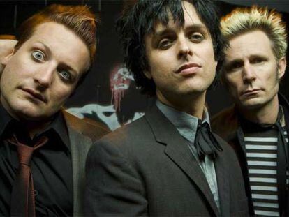 Tr&eacute; Cool, billie Joe Armstrong y Mike Dirnt, los componentes de Green Day, en una imagen de promoci&oacute;n