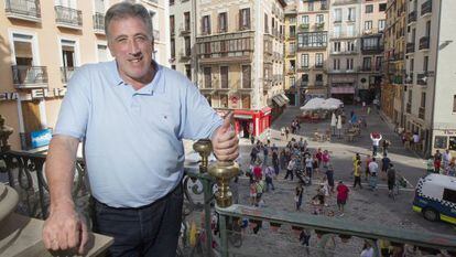 El alcalde de Pamplona, Joseba Asirón, en un balcón del Ayuntamiento.