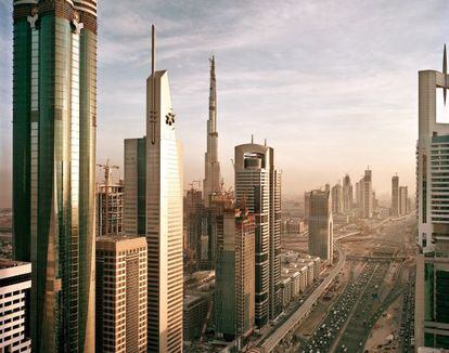 Perfil de la futurista Dubái, un enclave de metrópoli del siglo XXI en pleno desierto de Arabia.