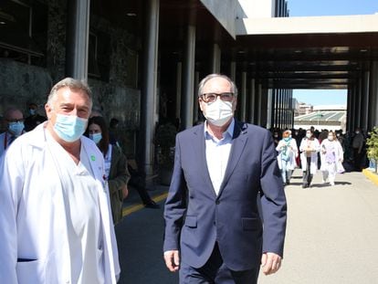 El candidato del PSOE a la Presidencia de la Comunidad de Madrid, Ángel Gabilondo, acompañado de su médico, Agustín Utrilla, a su salida del Hospital Ramón y Cajal tras recibir el alta hospitalaria, este viernes.