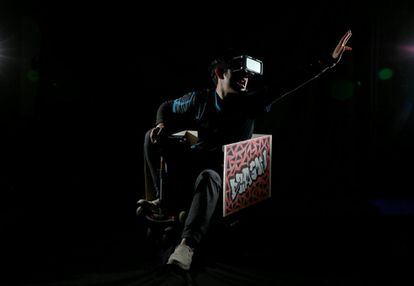 En el ‘HADO’ los jugadores disponen de unas gafas de realidad virtual y sensores en los brazos que les ayudan a esquivar las bolas de luz que lanzan sus contrincantes. El juego recuerda a la serie de animación "Dragon Ball" y los videojuegos "Street Fighter".