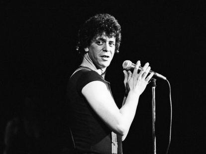 Lou Reed, quien fue líder de The Velvet Underground, sobre el escenario.