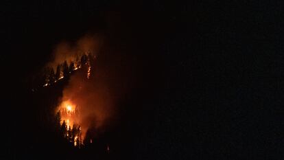 Vista del incendio forestal en el norte de Tenerife, en la madrugada del 25 de julio de 2022.