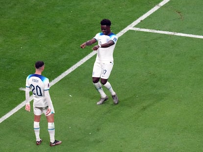 Saka (derecha) celebra con Foden su gol este domingo durante el partido entre Inglaterra y Senegal en el estadio Al Bayt, en Jor.