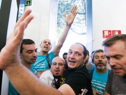 El diputat David Fernàndez, amb un vigilant en l'ocupació de la botiga de Movistar al centre de Barcelona.