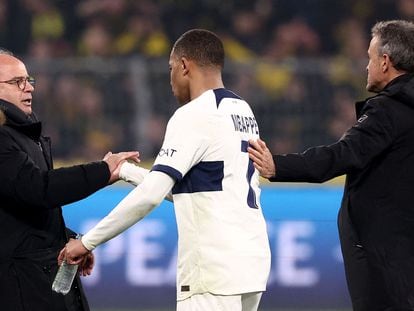 Luis Campos (a la izquierda) saluda a Kylian Mbappe después del partido de Champions contra el Borussia Dortmund.