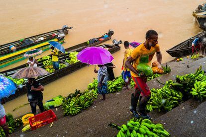 Miembros de la comunidad afro colombiana de Quibdó trabajan sobre el río Atrato en el Chocó.