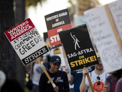 Escritores y actores protestasn en uno de los piquetes afuera de la sede de Netflix en Los Ángeles.