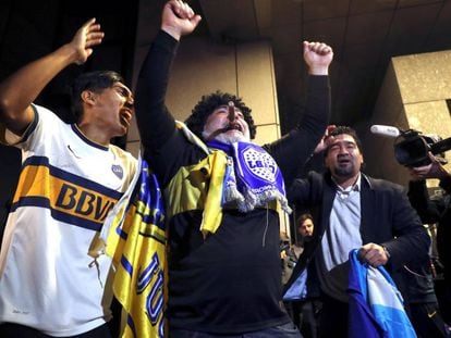 Aficionados del Boca, en el hotel del equipo en Madrid.