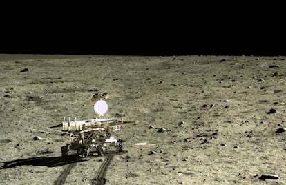 El vehículo Yutu, fotografiado desde el módulo de descenso, recorrió la superficie lunar durante 32 días.