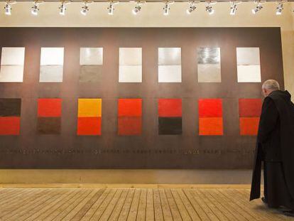 Un monje de Monserrat observa por primera vez &#039;Holly&#039;, la obra de Sean Scully que ya ocupa su lugar definitivo en Santa Cecilia.