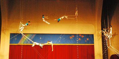 Los trapecistas norcoreanos en plena actuaci&oacute;n.