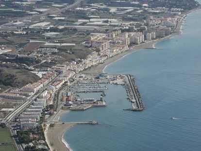 Vista a&eacute;rea del puerto de La Caleta de V&eacute;lez-M&aacute;laga (M&aacute;laga), en una imagen de archivo.