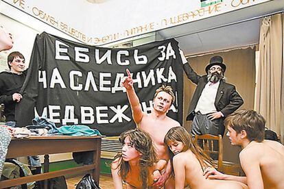 <b><i>Orgía preelectoral en el Museo Ruso,</i> llevada a cabo en un lugar público para denunciar "el carácter pornográfico del traspaso del trono presidencial de Putin a Medvédev". </b>