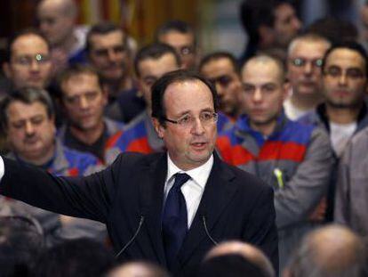 Hollande junto a los obreros de la f&aacute;brica de Alstom, en Le Creusot, Francia. 