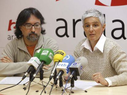 Ernesto Merino y Maite Sarasua, de Aralar, en la rueda de prensa que han ofrecido en su sede.