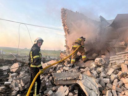 Varios bomberos trabajan entre los escombros de un edificio destruido por un misil ruso, este viernes en la provincia de Cherkasy, en el norte de Ucrania.