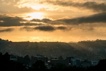 El sol sale en Petare Caracas