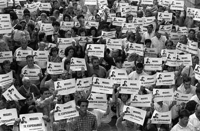 Un grupo de personas se manifiesta en Ermua en julio de 2007 para pedir la liberación de Miguel Ángel Blanco, secuestrado por ETA y después asesinado.