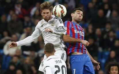 Ramos cabecea un balón ante Barral