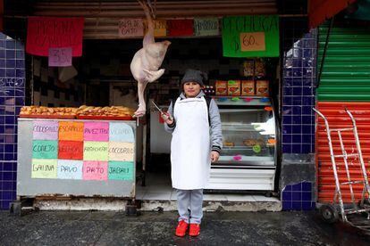 Cristina Álvarez, de 29 años, carnicera, posa para una fotografía frente al establecimiento que regentan ella y su esposo, en la Ciudad de México. "Nunca sentí ninguna desigualdad de género", dijo Álvarez. "Creo que las mujeres pueden hacer los mismos trabajos que los hombres y que no debe haber discriminación".