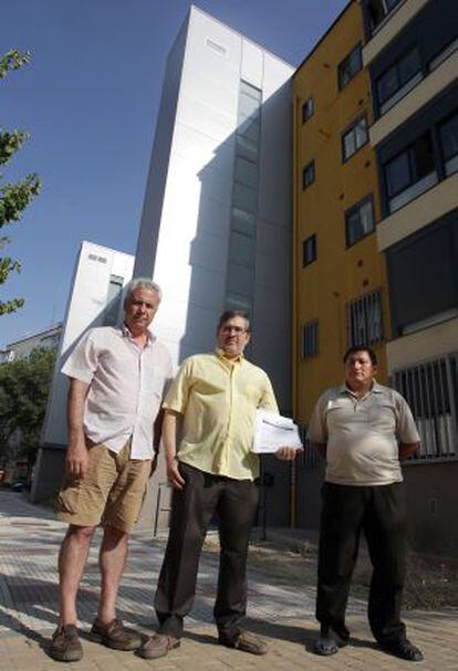 Afectados por la reducción delante de su casa en Ciudad de los Ángeles.