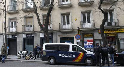 Agentes de la polic&iacute;a a las puertas de la sede de Manos Limpias en Madrid, durante el registro.