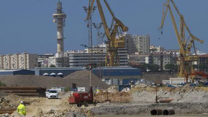 Nueva terminal de contenedores que se est&aacute; construyendo en el puerto de C&aacute;diz.