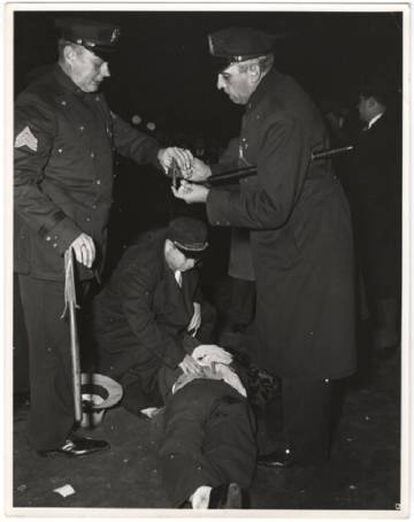 Weegee fotografía a un atracador muerto tras un tiroteo.