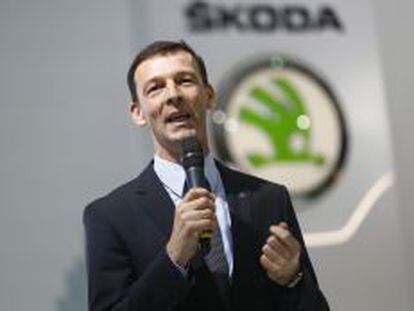 Werner Eichhorn, Skoda&#039;s board member for sales and marketing, addresses a gathering at the Skoda Pavillion during the Indian Auto Expo in Greater Noida, on the outskirts of New Delhi February 5, 2014. REUTERS/Anindito Mukherjee (INDIA - Tags: BUSINESS TRANSPORT)