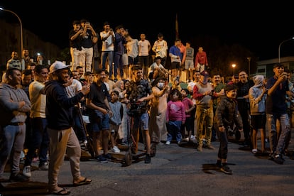 Celebraciones tras la reapertura de la frontera entre España y Marruecos en los alrededores del paso fronterizo de Beni Enzar. La fecha coincide con el primer aniversario de la entrada de más de 10.000 personas en Ceuta gracias a la permisividad de los guardas marroquíes, el episodio que mejor ejemplificó la mala relación entre España y Marruecos en aquella época.  
