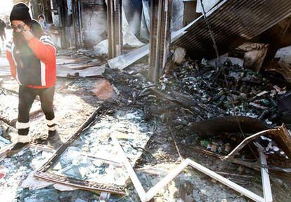 Una mujer camina delante de una de las casas destruidas durante el bombardeo de Corea del Norte sobre la isla de Yeonpyeong.