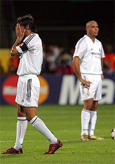 Raúl hace un gesto de agobio ante Ronaldo, durante el partido contra el Bayer.