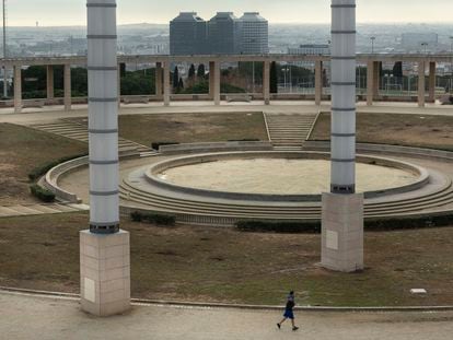 El césped del anillo olímpico de Barcelona, con el estadio y el Palau Sant Jordi de fondo, completamente seco, el 5 de enero.