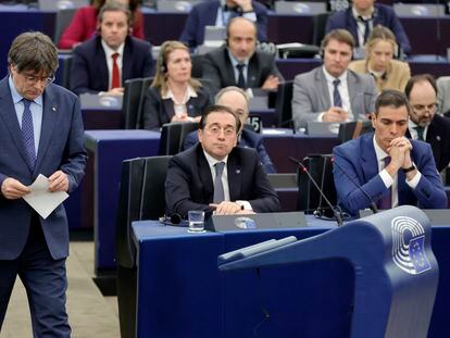 Carles Puigdemont durante un pleno del Parlamento Europeo en Estrasburgo, con la presencia de Pedro Sánchez.