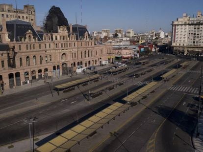 La terminal de trenes y buses de Plaza Constitución, desierta por la huelga general convocada por la CGT contra Macri.
