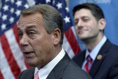 El legislador republicano Paul Ryan (detrás) escucha al presidente de la Cámara Baja, el republicano John Boehner (delante), durante una rueda de prensa ofrecida en el Capitolio, en Washington DC (Estados Unidos).