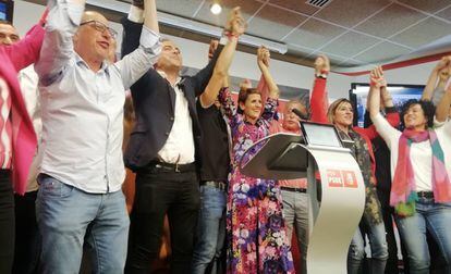 El PSN, con María Chivite en el centro, celebra los resultados electorales.
