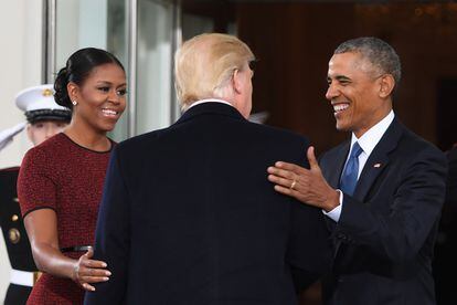 El presidente electo, Donald Trump es recibido por el presidente de los Estados Unidos, Barack Obama, y la primera dama, Michelle Obama, cuando llega a la Casa Blanca en Washington el 20 de enero de 2017.