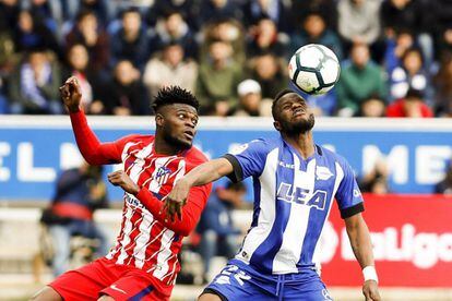 Thomas y Wakaso disputan un balón aéreo.