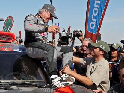 Carlos Sainz recibe la felicitación de su hijo Carlos a su llegada a la meta en Yanbu tras ganar el Dakar 2024.
