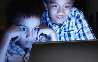 Dos nens, davant d'un ordinador.