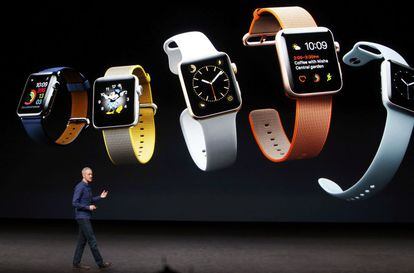 El directivo Jeff Williams con varios de los modelos de Apple Watch Series 2.