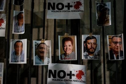 Fotografías de periodistas asesinados colgadas a las afueras de la Secretaría de Gobernación durante la protesta de este lunes en Ciudad de México.