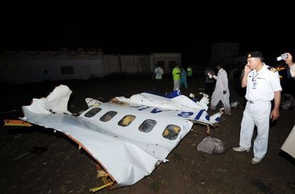 Un oficial paquistaní observa los restos del avión siniestrado hoy en las afueras de Islamabad.